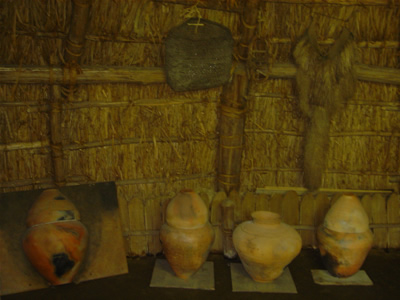 竪穴住居の中に土器が展示