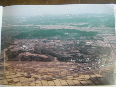 地蔵田遺跡の発掘前に撮影された御所野台地の風景