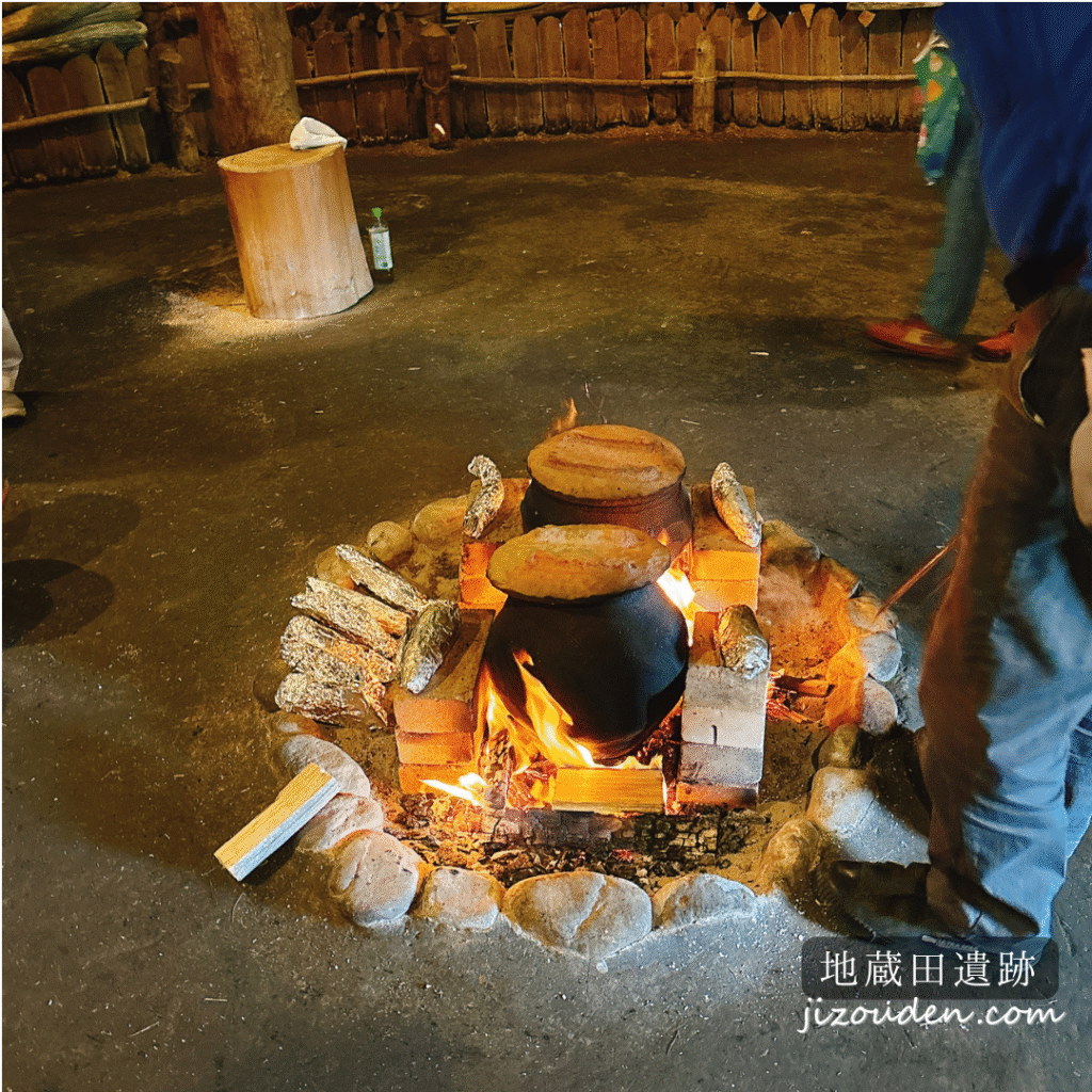 地蔵田遺跡の竪穴住居内で焼かれる焼き芋と囲炉