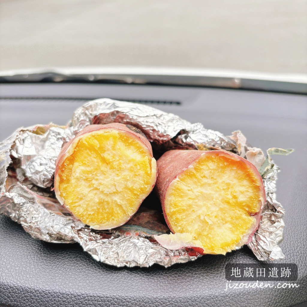 アルミホイルに包まれた焼き芋を割った断面のアップ写真